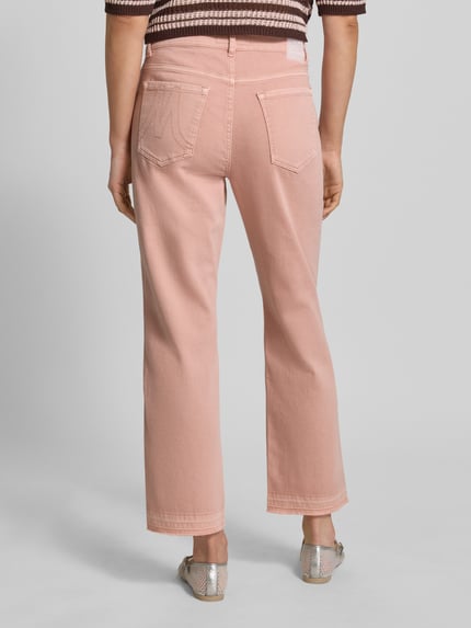 Frauenmodel trägt Feminine Fit Jeans mit Fransen und Eingrifftaschen von Marc Cain aus Baumwoll-Elasthan-Mix in Rosa, Ganzkörperansicht Rückansicht. Bundweite bei Größe 36: 38 cm, Innenbeinlänge bei Größe 36: 70 cm.