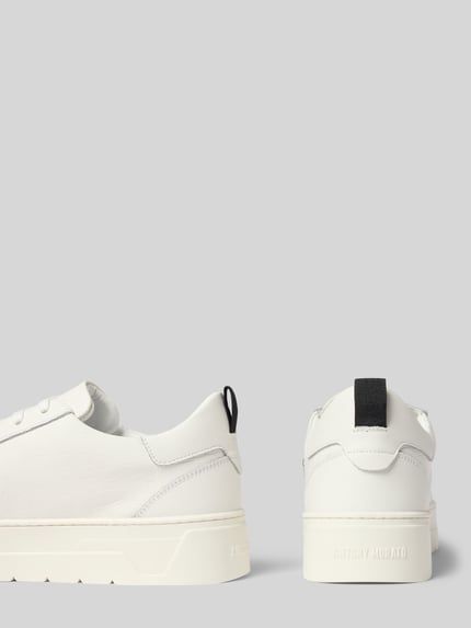 Produktfoto, Sneaker met vetersluiting van Antony Morato, echt leer, afgeronde neus, gestructureerde zool, detail van label, wit, maat 44, hakhoogte 4 cm, schachthoogte 8 cm, schachtwijdte 8 cm.