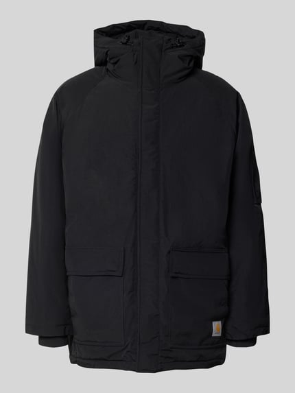 Produktfoto, schwarze glatte Oberfläche, gerade Linien, sichtbare Kapuze, Pattentaschen, Parka mit Pattentaschen Modell 'Stanwood' von Carhartt Work In Progress, Regular Fit, Label-Patch integriert, Reißverschluss und Klettverschluss, schlichte Textur