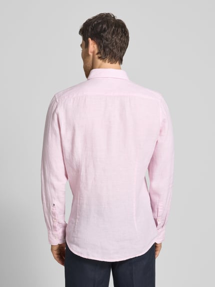 Männermodel trägt Slim Fit Business-Hemd aus linnen met kentkraag van SEIDENSTICKER in lichtroze, zichtbare textuur, ruglengte 69 cm, schouderbreedte 43 cm, mouwlengte 64 cm, ganzkörperansicht rückansicht.