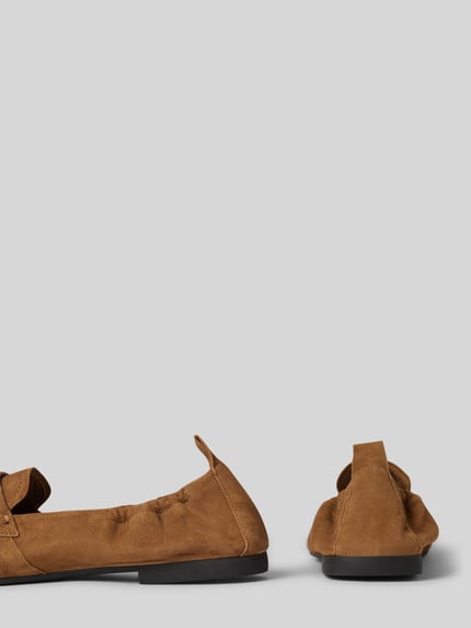 Productfoto, loafers van echt leer met suèdelook, afgeronde pasvorm, gladde zool, hakhoogte 1 cm, schachthoogte 7 cm, schachtbreedte 16 cm, Loafer uit echt leer met gladde zool van Copenhagen