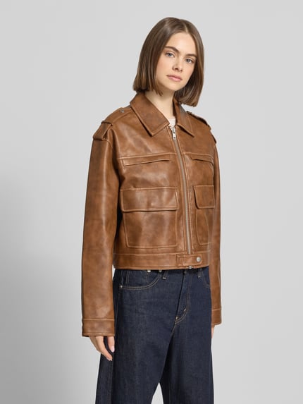 Vrouwenmodel draagt Jacke in Leder-Optik mit Pattentaschen Modell 'MADISON' van Topshop, bruin, regular fit, voorkant, borstzakken, rits, detailtextuur, Ganzkörperansicht von vorne.