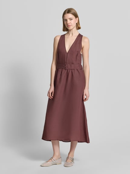 Frauenmodel trägt Midikleid aus Leinen-Mix mit Viskose-Anteil von Stefanel in Braun, taillierte Passform, V-Ausschnitt, Knopfleiste, Ärmelloses-Design, Stoffgürtel, Rückenlänge bei Größe S 114 cm, Brustweite 37 cm, Ganzkörperansicht von vorne.