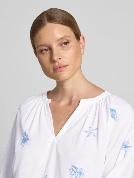 Frauenmodel trägt Regular Fit Tunikabluse mit Stitchings und V-Ausschnitt von Oui aus Reine Baumwolle, Nahaufnahme Oberkörper.