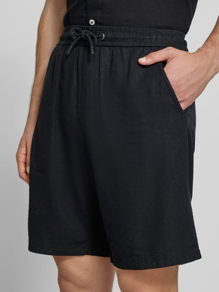Männermodel trägt Shorts aus leinen-viscose-mix Modell 'MALVIN' van Blend, regular fit, elastische taille, steekzakken, close-up bovenbeen.
