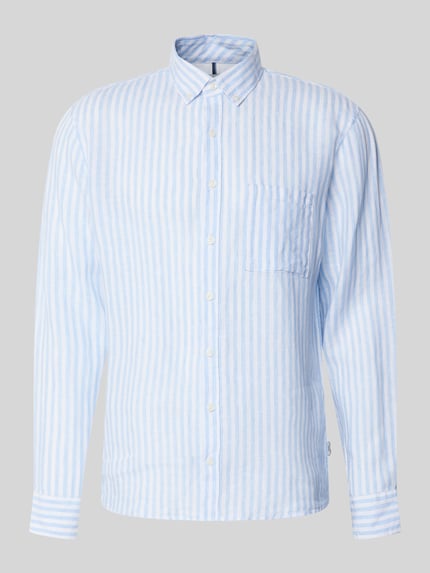 Produktfoto, Modern Fit Freizeithemd aus reinen Leinen Modell 'Daniel' von Brax, hellblau-weiß gestreift, Knopfleiste, Button-Down-Kragen, glatte Leinenstruktur.