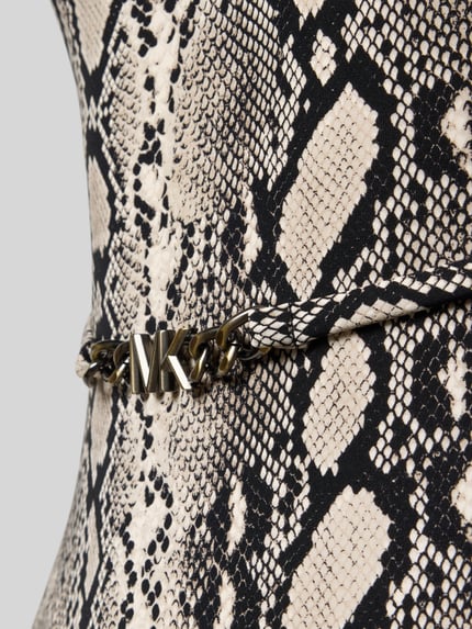Produktfoto, kostium kąpielowy 'Badeanzug mit Gürtel in Gliederketten-Optik' od Michael Kors, mieszanka materiałów z dodatkiem streczu, wyjmowane miseczki, cienkie ramiączka, okrągły dekolt, pasek z efektem łańcuszka i detalem logo, wzór w odcieniach beżu i czerni, tekstura imitująca skórę węża