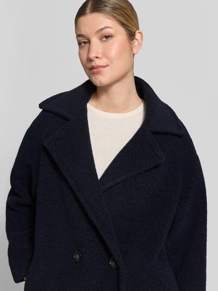 Frauenmodel trägt Jacke aus Woll-Mix mit Reverskragen von ICONS Cinzia Rocca in Dunkelblau, Doppelknopf, Nahaufnahme Oberkörper. Rückenlänge 93 cm, Schulterbreite 48 cm, Brustweite 54 cm, Ärmellänge 53 cm, Regular Fit.