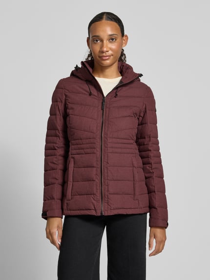 Frauenmodel trägt Jacke mit Kapuze und Label-Patch Modell von G.I.G.A. DX in Dunkelrot mit Reißverschluss, Ganzkörperansicht von vorne.
