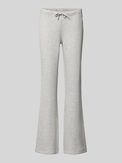 Produktfoto, Flared Sweatpants aus reiner Baumwolle von REVIEW in Hellgrau, elastischer Bund, seitliche Eingrifftaschen, strukturierte Oberfläche