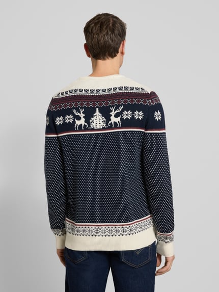 Männermodel trägt Strickpullover mit gerippten Abschlüssen von Lindbergh in blauw, regular fit, katoenmix, fijn patroon, ganzkörperansicht Rückansicht.