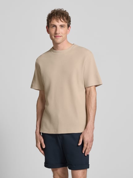 Męski model nosi Regular Fit T-Shirt aus Baumwoll-Mix Modell 'TOBIE' von Only & Sons, efekt: jednolity kolor, faktura wafla, okrągły dekolt, mieszanka bawełny, Ganzkörperansicht von vorne