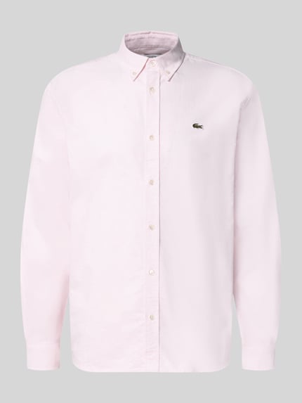 Produktfoto, Regular Fit Freizeithemd aus reiner Baumwolle von Lacoste in Hellrosa mit Knopfleiste und Logo auf grauem Hintergrund. Herren Freizeithemd von Lacoste.