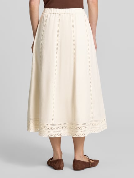 Frauenmodel trägt Ausgestellter Maxi-Rock aus reinem Leinen von Weekend Max Mara, Optik: Unifarben, Passform: Regular-Fit, Länge: Maxi, Details: Lochstickerei, Bundabschluss: Elastisch, Materialverarbeitung: Flammgarn, Material: reines Leinen, Ganzkörperansicht Rückansicht.
