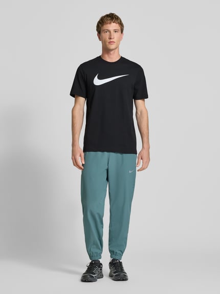 Nike t-shirt z nadrukiem z logo model 'Swoosh' Czarny 1
