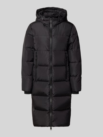 Produktfoto, Steppmantel mit Zweiwege-Reißverschluss von Armani Exchange in Schwarz, gerade Passform, Kapuze, sichtbare Reißverschlusstaschen, glatte Oberfläche, grobe Steppung, Damenmodell, Vorderansicht.
