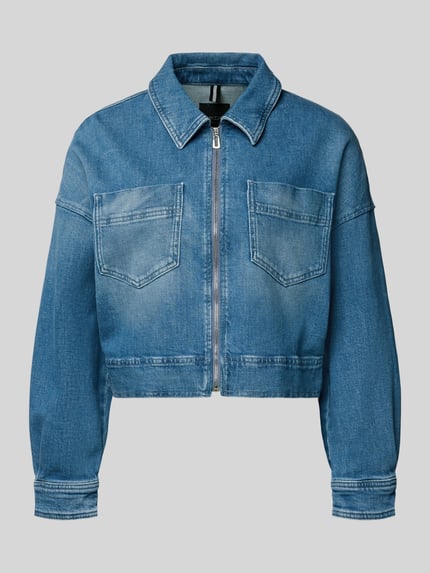 Produktfoto, Cropped Jeansjacke aus Baumwoll-Mix von Marc Cain in Blau mit geradem Schnitt, Umlegekragen und Brusttaschen, glatte Textur