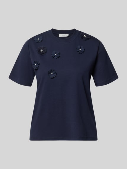 Produktfoto, T-Shirt mit floralen Applikationen von Christian Berg Woman, granatowy kolor, bawełna, krój prosty, okrągły dekolt, krótki rękaw, długość pleców 52 cm w rozmiarze S