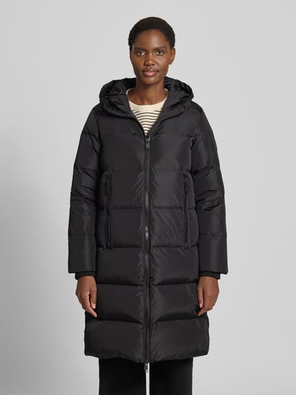 Frauenmodel trägt Steppmantel mit Zweiwege-Reißverschluss von Armani Exchange in Schwarz mit Kapuze und Reißverschlusstaschen, Ganzkörperansicht von vorne. Kontext: Damen Steppmantel, gerade Passform, Kapuze mit Tunnelzug, Storm Cuffs, Rückenlänge Größe S 100 cm, Schulterbreite 43 cm, Brustweite 55 cm, Ärmellänge 63 cm.