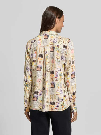 Frauenmodel trägt Langarmbluse mit verdeckter Knopfleiste von MILANO ITALY, helle Farben, Allover-Motiv-Print, Ganzkörperansicht Rückansicht.