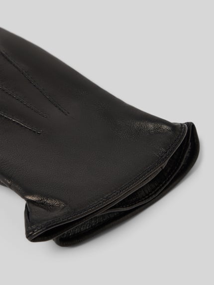 Produktfoto, Handschuhe aus echtem Leder mit Teilungsnähten von Akaroa, schwarze Farbe, glatte Textur, eingefasste Abschlüsse