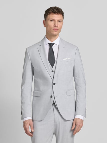 Männermodel trägt Regular Fit Sakko mit Reverskragen Modell 'Data' von CINQUE in Hellgrau mit Knopfleiste, Brustleistentasche, Pattentaschen, Ganzkörperansicht von vorne, Rückenlänge bei Größe 50: 73 cm, Schulterbreite bei Größe 50: 46 cm, Ärmellänge bei Größe 50: 65 cm