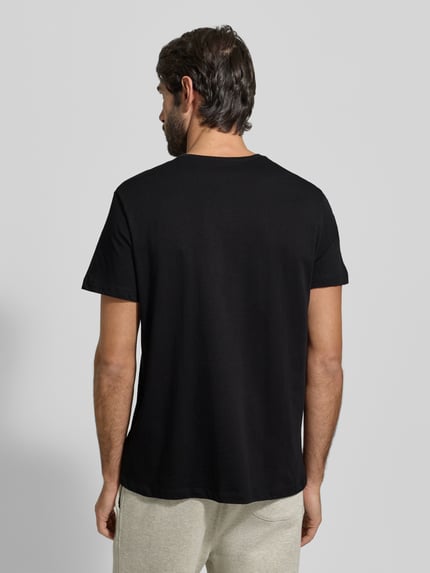 Męski model nosi czarne T-Shirt z dekoltem V, bawełna, prosty krój, 2-pak, jednolity, ComfortS od BOSS, całe ciało z tyłu.
