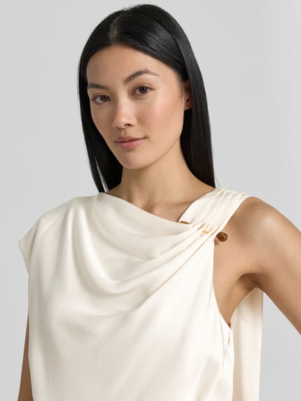 Frauenmodel trägt Regular Fit Jumpsuit in Satin-Optik Modell 'DANJINI' von BOSS in Creme, glatte Textur, Nahaufnahme Oberkörper, Damen Jumpsuit.
