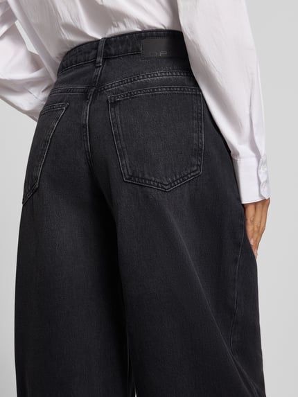 Frauenmodel trägt Regular Fit Barrel Jeans mit Bundfalte Modell 'Lolah edit' von OPUS, dunkler Denim, breite Beine, 5-Pocket, Detailaufnahme Rückansicht.
