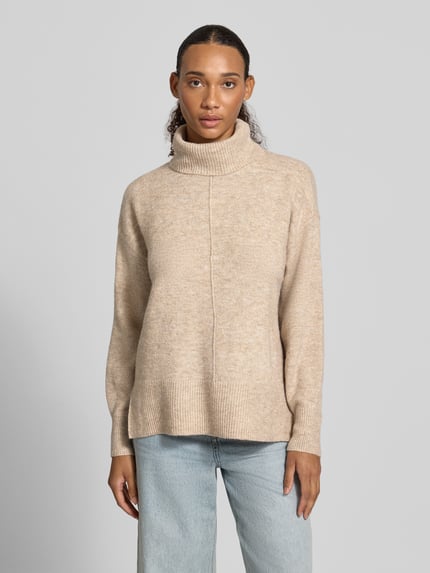 Frauenmodel trägt Rollkragenpullover mit gerippten Abschlüssen von PIECES, beige Melange, Feinstrick, Rippstrick, Ganzkörperansicht von vorne.