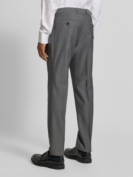 Męski model nosi Slim Fit Anzughose mit Bügelfalten Modell 'Cedric' von CG - Club of Gents, szary, bawełna, kanty, zapięcie na guzik i zamek błyskawiczny, szerokość w rozmiarze 50: 44 cm, długość wewnętrzna nogawki w rozmiarze 50: 103 cm, widok całej sylwetki z tyłu.