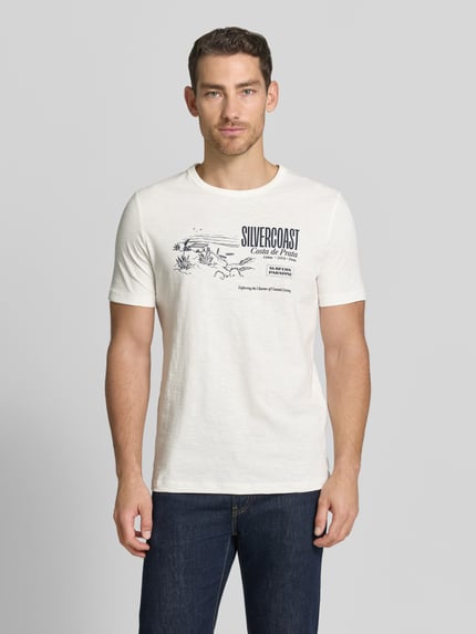 Mannenmodel draagt Regular Fit T-shirt uit puur katoen van s.Oliver RED LABEL, look: effen, regular fit, motiefprint, korte mouw, materiaal: puur katoen. Ganzlichaanszicht van voren.