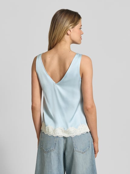 Frauenmodel trägt Blusentop aus Viskose mit Spitzenbesatz von Jake*s Casual in Hellblau mit cremefarbener Spitze, Ganzkörperansicht Rückansicht, Regular-Fit, V-Ausschnitt, Rückenlänge 36 cm bei Größe 36.