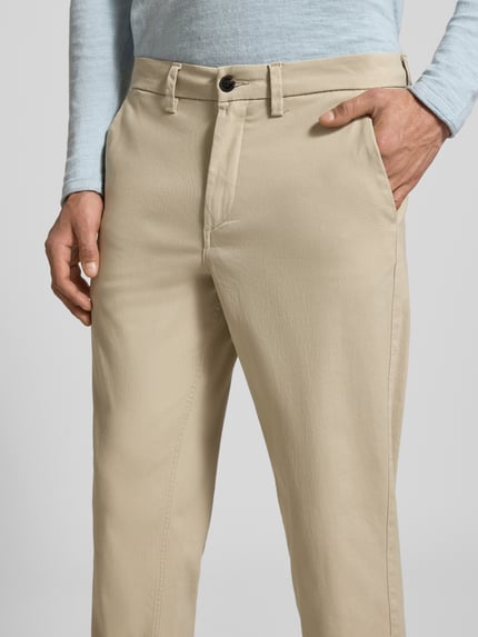 Männermodel trägt Straight Fit Chino mit Gesäßtaschen Modell 'Stollie' von JACK & JONES aus elastischem Baumwoll-Mix, Nahaufnahme Oberkörper.