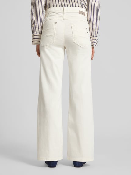Frauenmodel trägt Wide Leg Medium Waist Jeans Modell 'AMELIE' von Gang, cremefarben, Baumwoll-Mix mit Stretch, Ganzkörperansicht Rückansicht.