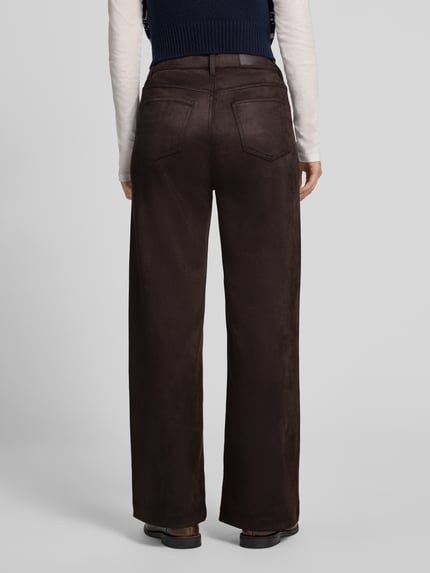 Frauenmodel trägt Hose mit Eingrifftaschen von COMMA in Dunkelbraun, Material-Mix mit Stretch-Anteil, Regular Fit, Ganzkörperansicht Rückansicht
