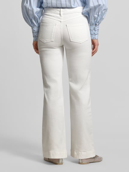 Frauenmodel trägt Bootcut Jeans im 5-Pocket-Design von Stefanel, weiß, ausgestellter Schnitt, Baumwoll-Mix, Ganzkörperansicht Rückansicht