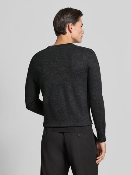 Männermodel trägt Strickpullover aus Woll-Mix mit V-Ausschnitt von Christian Berg Men in Anthrazit, Regular Fit, gerippte Abschlüsse, Ganzkörperansicht Rückansicht.