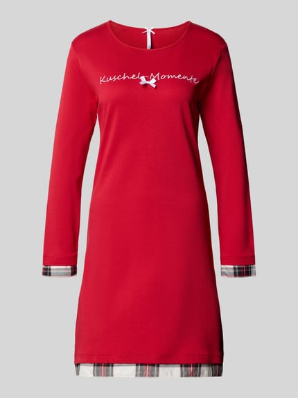 Produktfoto, Nachthemd mit Statement-Stitching Modell 'Kuschel-Momente' von LOUIS & LOUISA in Rot mit weißen Details, Rundhalsausschnitt, Straight Fit, reine Baumwolle, Schleifen-Detail, kontrastfarbene Karomuster an Ärmeln und Saum.