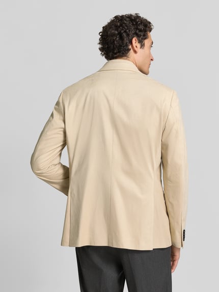 Männermodel trägt Regular Fit Sakko aus elastyczna mieszanka materiałów z detalem z logo od bugatti, beżowy, gładka faktura, Ganzkörperansicht Rückansicht, krój regular fit, stójka, zamek błyskawiczny, marynarka na 2 guziki, kołnierz z połami, Brustasza, kieszenie z patką, Długość tyłu w rozmiarze 50: 74 cm, Szerokość w rozmiarze 50: 43 cm, Długość rękawów w rozmiarze 50: 66 cm.