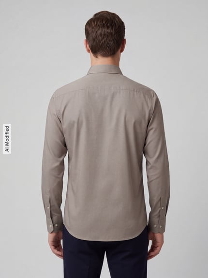 Männermodel trägt Regular Fit Businesshemd aus reiner Baumwolle Modell 'H-Joe' von BOSS in Beige, Ganzkörperansicht Rückansicht, KI-modifiziertes Bild