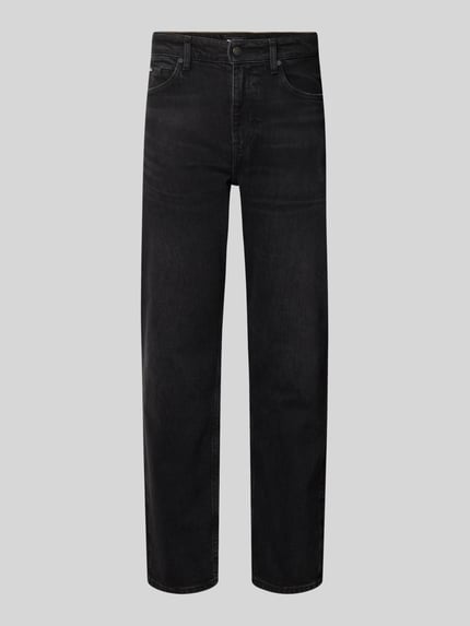 Produktfoto, schwarze Straight Fit Jeans aus Baumwoll-Mix Modell 'Ogden' von BOSS vor grauem Hintergrund, Herren Slim Fit Jeans von BOSS