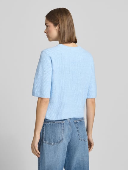 Frauenmodel trägt Boxy Fit T-Shirt aus Rippstrick mit Woll-Anteil Modell 'SILLY' von Pieces, hellblau, einfarbig, Ganzkörperansicht Rückansicht