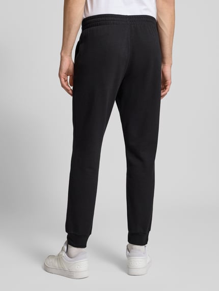 Mężczyznamodel nosi Regular Fit Sweat-Anzug aus Baumwoll-Mix von adidas Sportswear, kolor jednolity, krój regular fit, tylna pełna sylwetka