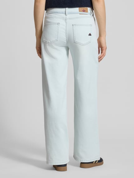 Frauenmodel trägt Wide Leg Jeans mit Bindegürtel von Buena Vista in hellem Blau, Baumwoll-Mix mit Stretch, Rückenansicht Ganzkörperansicht.
