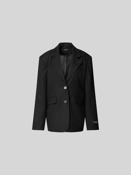 Produktfoto, Relaxed Fit Blazer mit Viskose-Anteil von black palms in Schwarz mit feiner Struktur, Reverskragen, 2-Knopf-Leiste, Logo-Patch, Elastischer-Material-Mix, Rückenlänge 76 cm, Brustweite 60 cm, Ärmellänge 66 cm