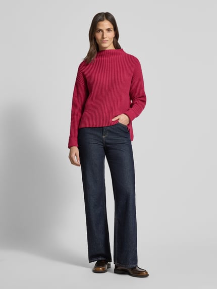 Kobieta modelka nosi Regular Fit półgolf sweter z mieszanki bawełny model 'SELMA' od Selected Femme, efekt: jednolity kolor, z fakturą, długi rękaw, prążkowane wykończenia, gruby ścieg, widok całej sylwetki z przodu.