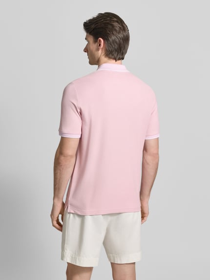 Männermodel trägt Modern Fit Poloshirt mit Stitching van Fynch-Hatton in lichtroze, katoen, polokraag, knoopsluiting, achterkant, ruglengte 65 cm, ganzlichaamsaanzicht achteraan