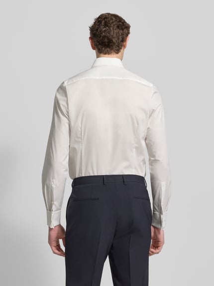 Männermodel trägt Body Fit Business-Hemd mit Kentkragen von OLYMP Level Five, Baumwoll-Elasthan-Mix, Rückenlänge 81 cm, Schulterbreite 43 cm, Ärmellänge 68 cm, Weiß, glatte Struktur, Ganzkörperansicht Rückansicht.