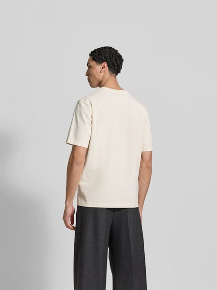 Męski model nosi Regular Fit T-Shirt aus Baumwolle od MAISON KITSUNÉ, bawełna, krój regular fit, tył, ujęcie całopostaciowe